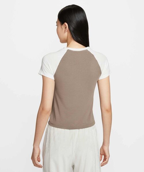 NIKE(ナイキ)の「ナイキ スポーツウェア チル ニット ウィメンズ スリム グラフィック Tシャツ / Nike Sportswear Chill Knit Women's Slim Graphic T-Shirt HV4993-134 Sail(Tシャツ/カットソー・レディース・クリーム・XL/S/M/L/XS)」の2枚目の写真