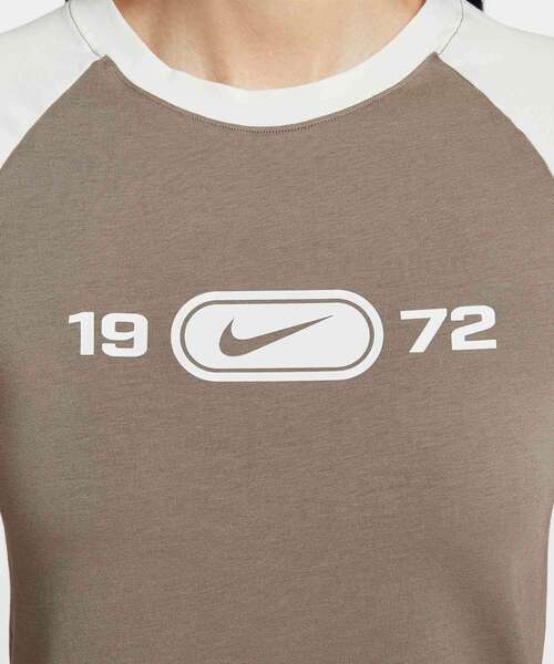 NIKE(ナイキ)の「ナイキ スポーツウェア チル ニット ウィメンズ スリム グラフィック Tシャツ / Nike Sportswear Chill Knit Women's Slim Graphic T-Shirt HV4993-134 Sail(Tシャツ/カットソー・レディース・クリーム・XL/S/M/L/XS)」の4枚目の写真