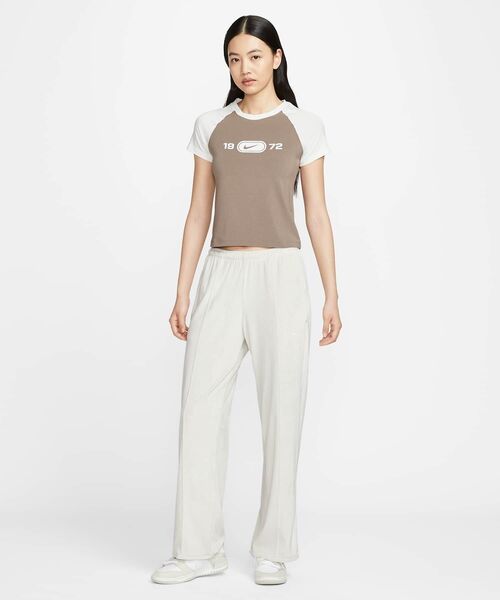 NIKE(ナイキ)の「ナイキ スポーツウェア チル ニット ウィメンズ スリム グラフィック Tシャツ / Nike Sportswear Chill Knit Women's Slim Graphic T-Shirt HV4993-134 Sail(Tシャツ/カットソー・レディース・クリーム・XL/S/M/L/XS)」の5枚目の写真
