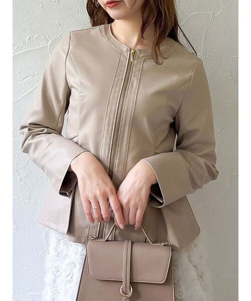 dazzlin（ダズリン）の「ウエストシェイプフェイクレザージャケット（ライダースジャケット・レディース・ベージュ/ブラック・SMALL/MEDIUM）」の2枚目の写真