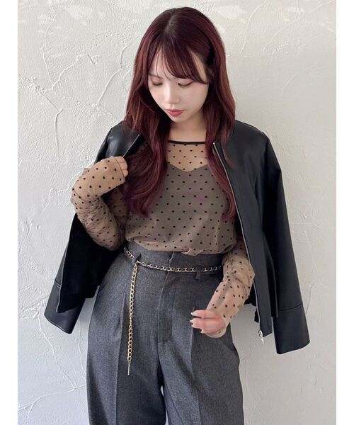 dazzlin（ダズリン）の「ウエストシェイプフェイクレザージャケット（ライダースジャケット・レディース・ベージュ/ブラック・SMALL/MEDIUM）」の4枚目の写真