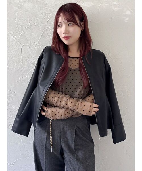 dazzlin（ダズリン）の「ウエストシェイプフェイクレザージャケット（ライダースジャケット・レディース・ベージュ/ブラック・SMALL/MEDIUM）」の6枚目の写真