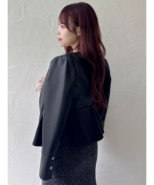 dazzlin（ダズリン）の「ウエストシェイプフェイクレザージャケット（ライダースジャケット・レディース・ベージュ/ブラック・SMALL/MEDIUM）」の9枚目の写真