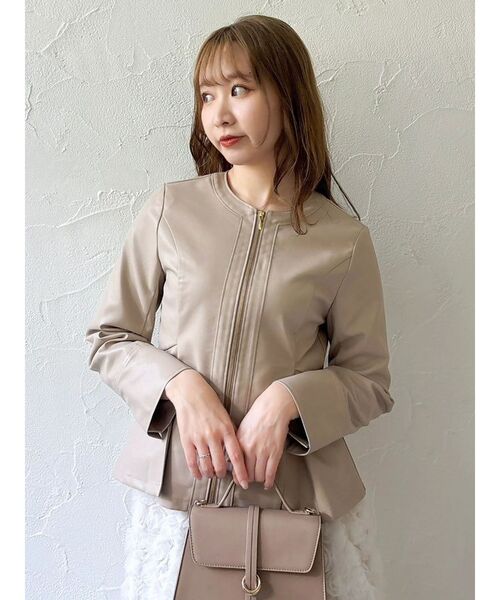 dazzlin（ダズリン）の「ウエストシェイプフェイクレザージャケット（ライダースジャケット・レディース・ベージュ/ブラック・SMALL/MEDIUM）」の12枚目の写真