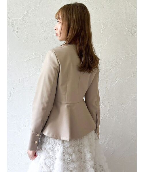 dazzlin（ダズリン）の「ウエストシェイプフェイクレザージャケット（ライダースジャケット・レディース・ベージュ/ブラック・SMALL/MEDIUM）」の14枚目の写真