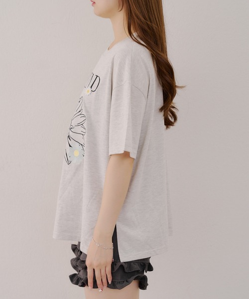 continuer de NICE CLAUP(コンティニューデナイスクラップ)の「ビックデイジープリントTシャツ(Tシャツ/カットソー・レディース・ネイビー/オフホワイト/オートミール・FREE)」の13枚目の写真