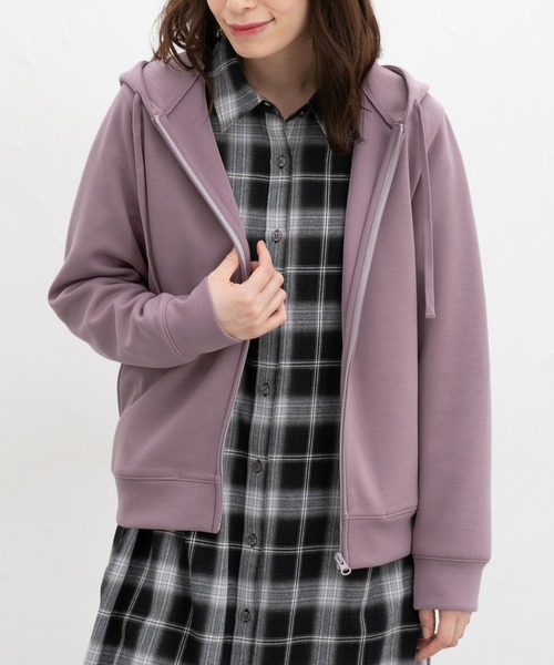 Honeys(ハニーズ)の「きれいめジップパーカー(パーカー・レディース・グレイッシュベージュ/アイボリー/スミクロ/モカ/ブルー/ブラック/スモークピンク・3L/S/M/LL/L)」の7枚目の写真