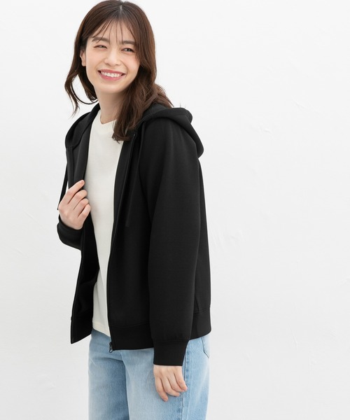 Honeys(ハニーズ)の「きれいめジップパーカー(パーカー・レディース・グレイッシュベージュ/アイボリー/スミクロ/モカ/ブルー/ブラック/スモークピンク・3L/S/M/LL/L)」の12枚目の写真