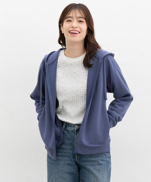 Honeys(ハニーズ)の「きれいめジップパーカー(パーカー・レディース・グレイッシュベージュ/アイボリー/スミクロ/モカ/ブルー/ブラック/スモークピンク・3L/S/M/LL/L)」の14枚目の写真