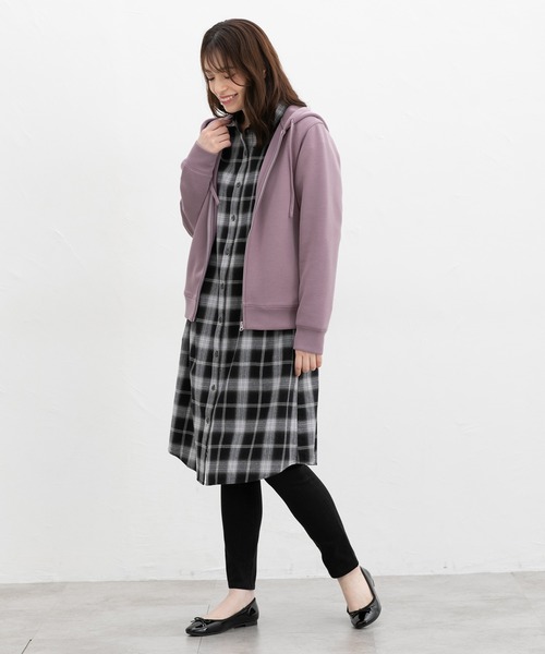 Honeys(ハニーズ)の「きれいめジップパーカー(パーカー・レディース・グレイッシュベージュ/アイボリー/スミクロ/モカ/ブルー/ブラック/スモークピンク・3L/S/M/LL/L)」の15枚目の写真