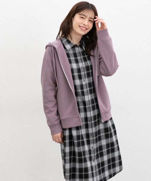 Honeys(ハニーズ)の「きれいめジップパーカー(パーカー・レディース・グレイッシュベージュ/アイボリー/スミクロ/モカ/ブルー/ブラック/スモークピンク・3L/S/M/LL/L)」の16枚目の写真