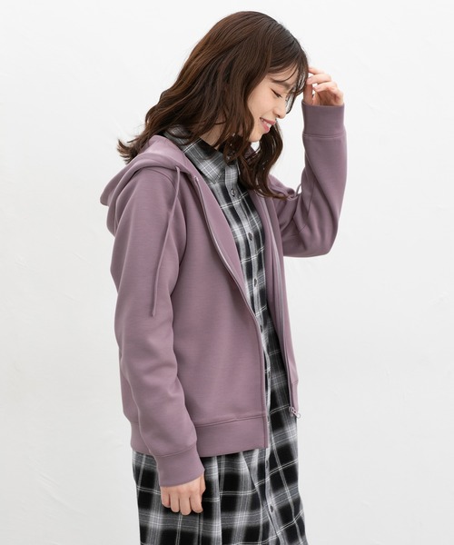 Honeys(ハニーズ)の「きれいめジップパーカー(パーカー・レディース・グレイッシュベージュ/アイボリー/スミクロ/モカ/ブルー/ブラック/スモークピンク・3L/S/M/LL/L)」の17枚目の写真