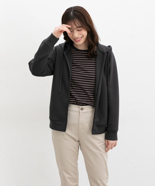 Honeys(ハニーズ)の「きれいめジップパーカー(パーカー・レディース・グレイッシュベージュ/アイボリー/スミクロ/モカ/ブルー/ブラック/スモークピンク・3L/S/M/LL/L)」の19枚目の写真