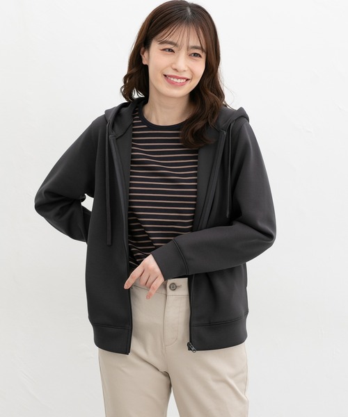Honeys(ハニーズ)の「きれいめジップパーカー(パーカー・レディース・グレイッシュベージュ/アイボリー/スミクロ/モカ/ブルー/ブラック/スモークピンク・3L/S/M/LL/L)」の20枚目の写真
