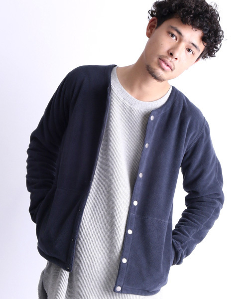 Denime(ドゥニーム)の「フリースクルーカーディガン(カーディガン/ボレロ・メンズ・カーキ/ネイビー/ダークグレー・LARGE/MEDIUM)」の3枚目の写真