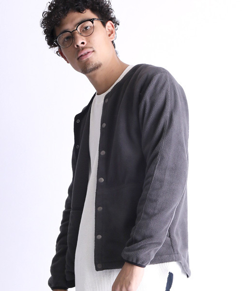 Denime(ドゥニーム)の「フリースクルーカーディガン(カーディガン/ボレロ・メンズ・カーキ/ネイビー/ダークグレー・LARGE/MEDIUM)」の2枚目の写真