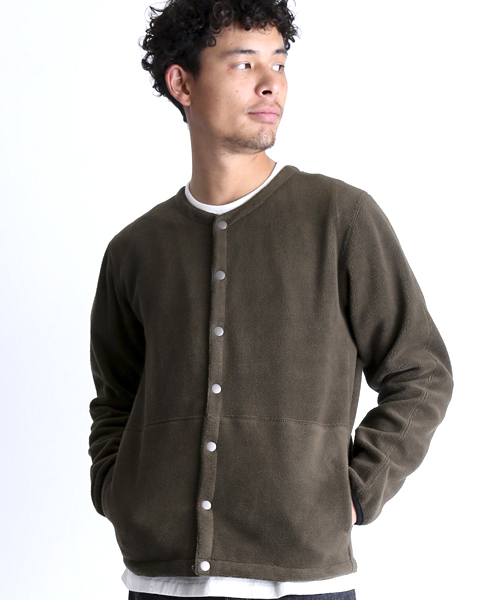 Denime(ドゥニーム)の「フリースクルーカーディガン(カーディガン/ボレロ・メンズ・カーキ/ネイビー/ダークグレー・LARGE/MEDIUM)」の9枚目の写真