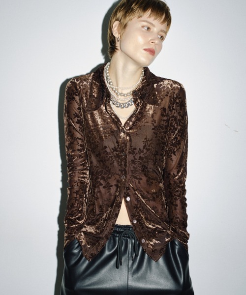 yae（ヤエ）の「Sheer opal slim fit shirt / シアーオパールスリムフィットシャツ（シャツ/ブラウス・レディース・ブラウン/ネイビー/ライトグリーン・FREE）」の7枚目の写真