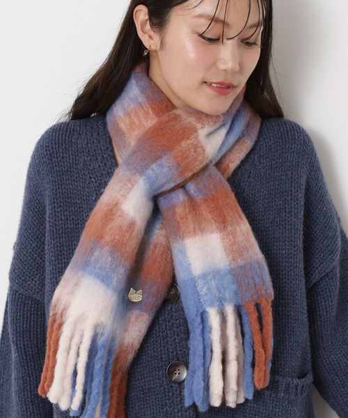 PAUL&JOE（ポールアンドジョー）の「ボリュームマフラー ”チェック 無地” ネコチャーム（マフラー・レディース・ネイビー/オフホワイト/ピンク/ブラウン/ライトグレー/ピンク系その他/ブラウン系その他/サックスブルー・FREE）」の4枚目の写真