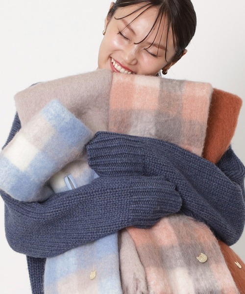 PAUL&JOE（ポールアンドジョー）の「ボリュームマフラー ”チェック 無地” ネコチャーム（マフラー・レディース・ネイビー/オフホワイト/ピンク/ブラウン/ライトグレー/ピンク系その他/ブラウン系その他/サックスブルー・FREE）」の8枚目の写真