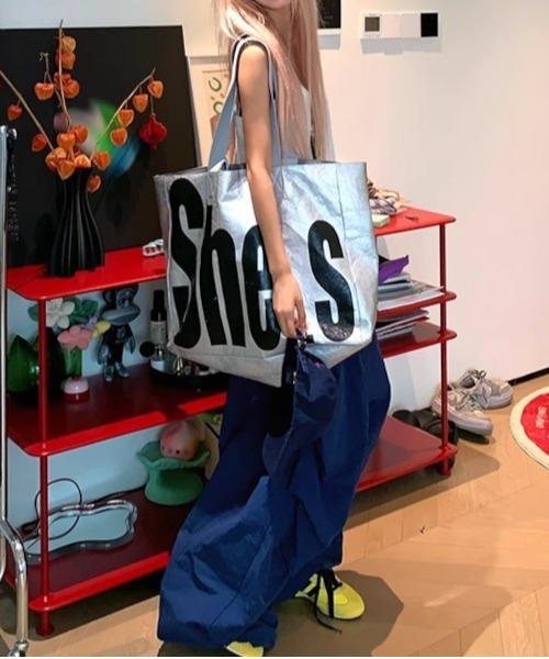 MASHIRO（マシロ）の「【MASHIRO】ワンポイント刺繍ルーズトラックパンツ ジャージ Y2K（MA/EKW121）（その他パンツ・レディース・ネイビー/レッド・FREE）」の4枚目の写真