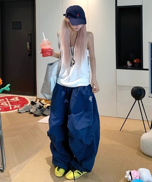 MASHIRO（マシロ）の「【MASHIRO】ワンポイント刺繍ルーズトラックパンツ ジャージ Y2K（MA/EKW121）（その他パンツ・レディース・ネイビー/レッド・FREE）」の7枚目の写真