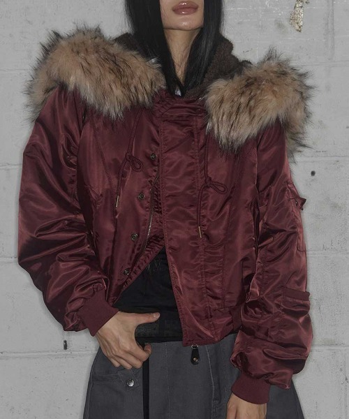 FANCY CLUB（ファンシークラブ）の「A'GEM/9 × .kom 『FANCY CLUB/ファンシークラブ』 EYELET FUR MA-1/アイレット ファー MA-1（MA-1・レディース・ボルドー/ブラック・FREE）」の2枚目の写真