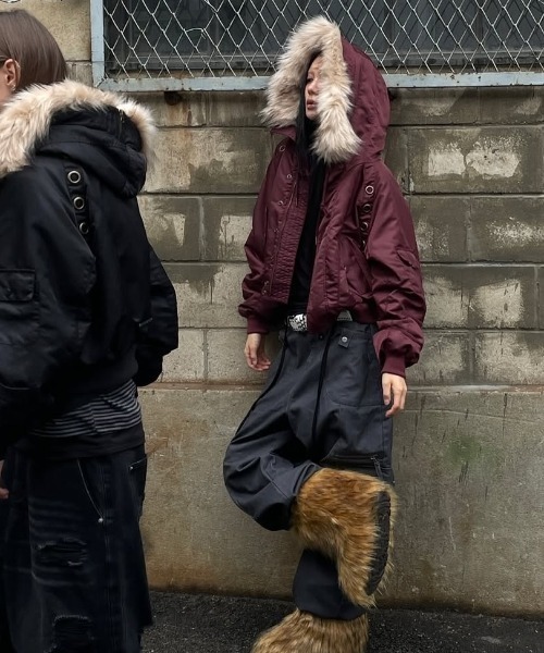 FANCY CLUB（ファンシークラブ）の「A'GEM/9 × .kom 『FANCY CLUB/ファンシークラブ』 EYELET FUR MA-1/アイレット ファー MA-1（MA-1・レディース・ボルドー/ブラック・FREE）」の6枚目の写真