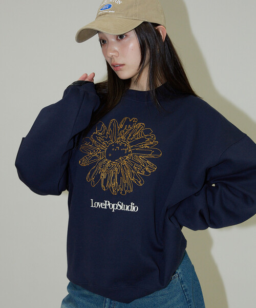 PUBLUX(パブリュクス)の「PUBLUX/パブリュクス LOVE POP STUDIO FLOWER EMBROIDERY SWEAT(限定展開)(スウェット・メンズ・ライトグレー/ネイビー/ブラック・SMALL/MEDIUM/LARGE)」の3枚目の写真