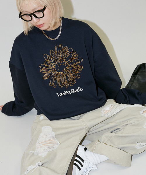 PUBLUX(パブリュクス)の「PUBLUX/パブリュクス LOVE POP STUDIO FLOWER EMBROIDERY SWEAT(限定展開)(スウェット・メンズ・ライトグレー/ネイビー/ブラック・SMALL/MEDIUM/LARGE)」の4枚目の写真