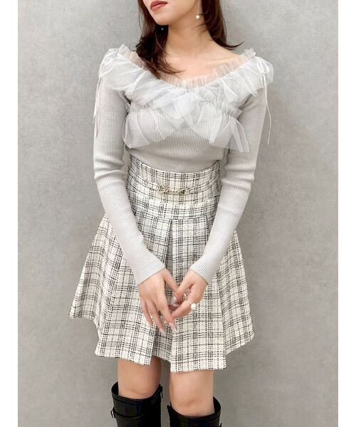 dazzlin（ダズリン）の「リボンチュールオフショルニットトップス（ニット/セーター・レディース・ブラック/オフホワイト/グレー・FREE）」の3枚目の写真