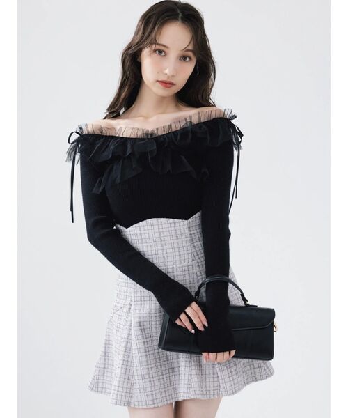 dazzlin（ダズリン）の「リボンチュールオフショルニットトップス（ニット/セーター・レディース・ブラック/オフホワイト/グレー・FREE）」の4枚目の写真