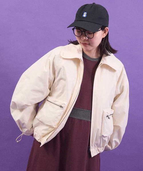 I am I in fact...(アイアムアイインファクト)の「EVO DOWN W ZIP ブルゾン(ダウンジャケット/コート・レディース・ベージュ/スミクロ/オフホワイト・FREE)」の4枚目の写真