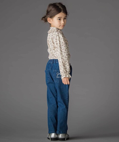 BeBe Petits Pois Vert（ベベプチポワヴェール）の「【店舗限定】フリルストレッチデニムロングパンツ(95~150cm)（デニムパンツ・キッズ・ブラック/ネイビー・120cm/130cm/95cm/110cm/140cm/100cm/150cm）」の4枚目の写真