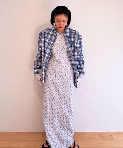 HOLIDAY(ホリデイ)の「SUPER RIB PADDED SHOULDER L/S DRESS (FLOWER) スーパーリブパディッドショルダーロングスリーブドレス (フラワー)(ワンピース・レディース・ブルー/チャコールグレー・ONE SIZE)」の4枚目の写真