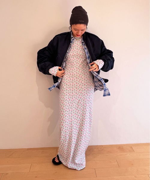 HOLIDAY(ホリデイ)の「SUPER RIB PADDED SHOULDER L/S DRESS (FLOWER) スーパーリブパディッドショルダーロングスリーブドレス (フラワー)(ワンピース・レディース・ブルー/チャコールグレー・ONE SIZE)」の5枚目の写真