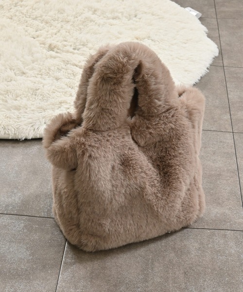 Honeys（ハニーズ）の「チェーン付ファーバッグ（ハンドバッグ・レディース・ベージュ/アイボリー/グレー・FREE）」の3枚目の写真