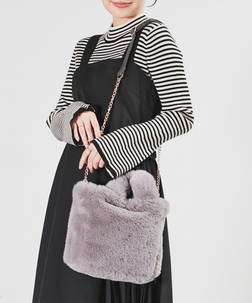 Honeys（ハニーズ）の「チェーン付ファーバッグ（ハンドバッグ・レディース・ベージュ/アイボリー/グレー・FREE）」の2枚目の写真