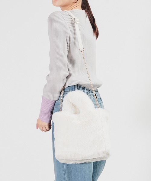 Honeys（ハニーズ）の「チェーン付ファーバッグ（ハンドバッグ・レディース・ベージュ/アイボリー/グレー・FREE）」の4枚目の写真