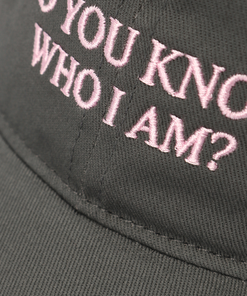 IDEA BOOKS（アイディアブックス）の「IDEA BOOKS / アイディアブックス DO YOU KNOW WHO I AM HAT（キャップ・メンズ・チャコールグレー・FREE）」の4枚目の写真