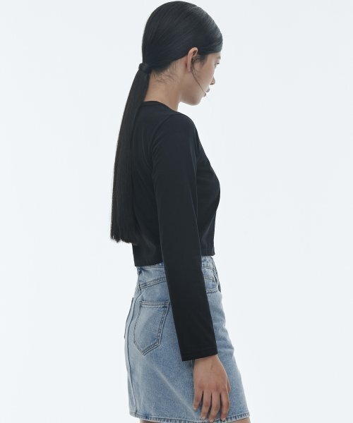 MUSINSA STANDARD WOMAN（ムシンサスタンダードウーマン）の「[クールタンダード] ウィメンズ クルーネック クロップ 長袖Tシャツ [ブラック]（Tシャツ/カットソー・レディース・その他・SMALL/MEDIUM/LARGE/X-SMALL）」の3枚目の写真