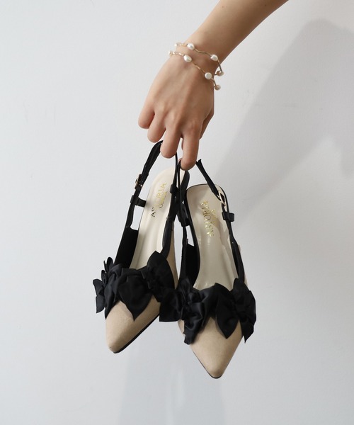 ASTORIA ODIER（アストリアオディール）の「メニーリボンストラップパンプス（パンプス・レディース・ベージュ/ブラック/ライトグレー・LARGE/MEDIUM/SMALL）」の3枚目の写真