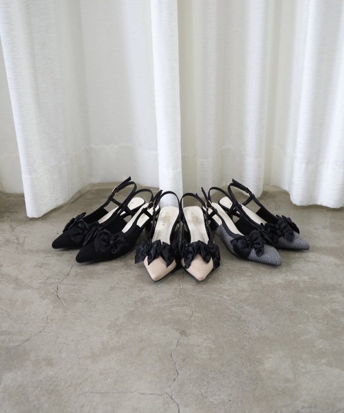 ASTORIA ODIER（アストリアオディール）の「メニーリボンストラップパンプス（パンプス・レディース・ベージュ/ブラック/ライトグレー・LARGE/MEDIUM/SMALL）」の4枚目の写真