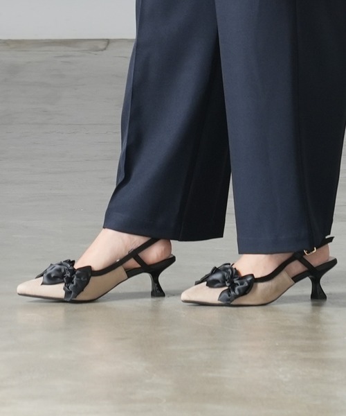 ASTORIA ODIER（アストリアオディール）の「メニーリボンストラップパンプス（パンプス・レディース・ベージュ/ブラック/ライトグレー・LARGE/MEDIUM/SMALL）」の7枚目の写真