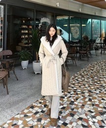 I.O.E（アイオイ）の「ウールブレンドフーディーベルトロングコート（ムートンコート）」