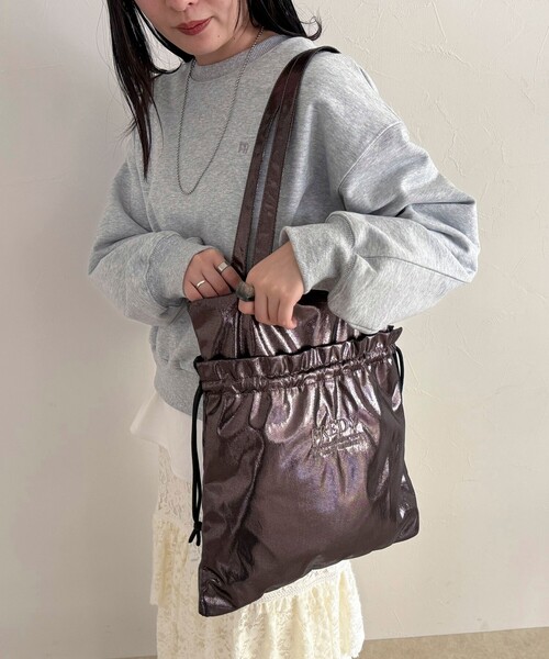 fredy emue(フレディエミュ)の「シャイニーアウトポケット刺しゅうトートバッグ(トートバッグ・レディース・ベビーピンク/ブラック/グレー/ブロンズ・FREE)」の4枚目の写真