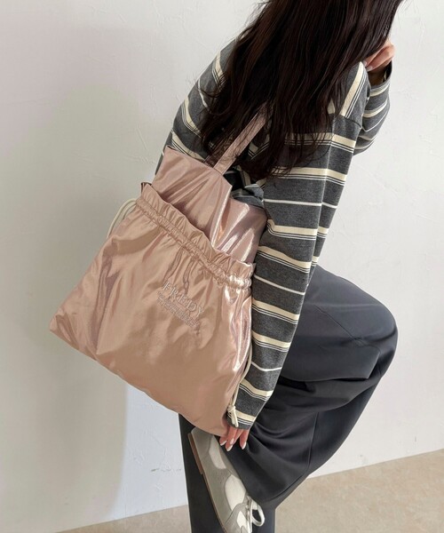 fredy emue(フレディエミュ)の「シャイニーアウトポケット刺しゅうトートバッグ(トートバッグ・レディース・ベビーピンク/ブラック/グレー/ブロンズ・FREE)」の1枚目の写真