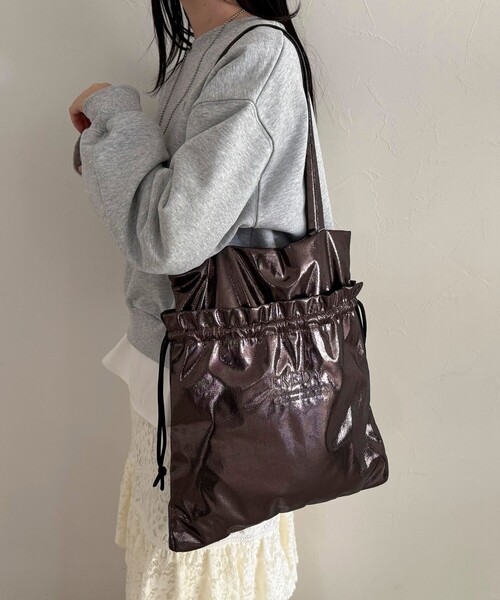 fredy emue（フレディエミュ）の「シャイニーアウトポケット刺しゅうトートバッグ（トートバッグ・レディース・ベビーピンク/ブラック/グレー/ブロンズ・FREE）」の5枚目の写真