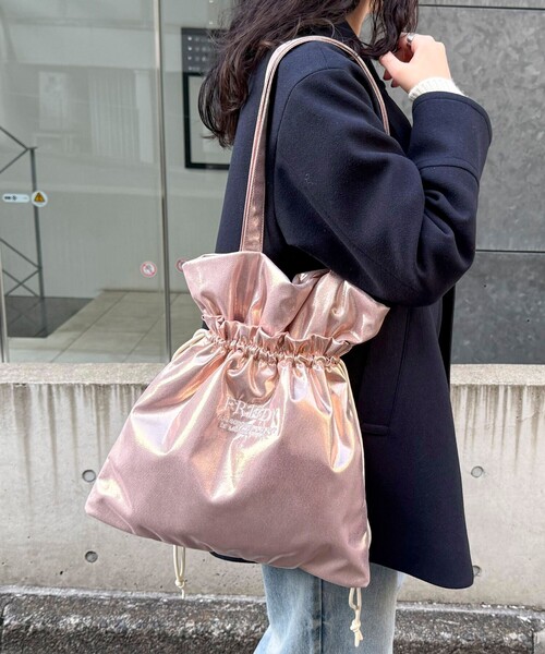 fredy emue（フレディエミュ）の「シャイニーアウトポケット刺しゅうトートバッグ（トートバッグ・レディース・ベビーピンク/ブラック/グレー/ブロンズ・FREE）」の7枚目の写真