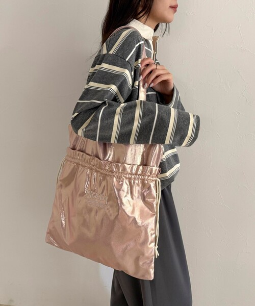 fredy emue（フレディエミュ）の「シャイニーアウトポケット刺しゅうトートバッグ（トートバッグ・レディース・ベビーピンク/ブラック/グレー/ブロンズ・FREE）」の8枚目の写真